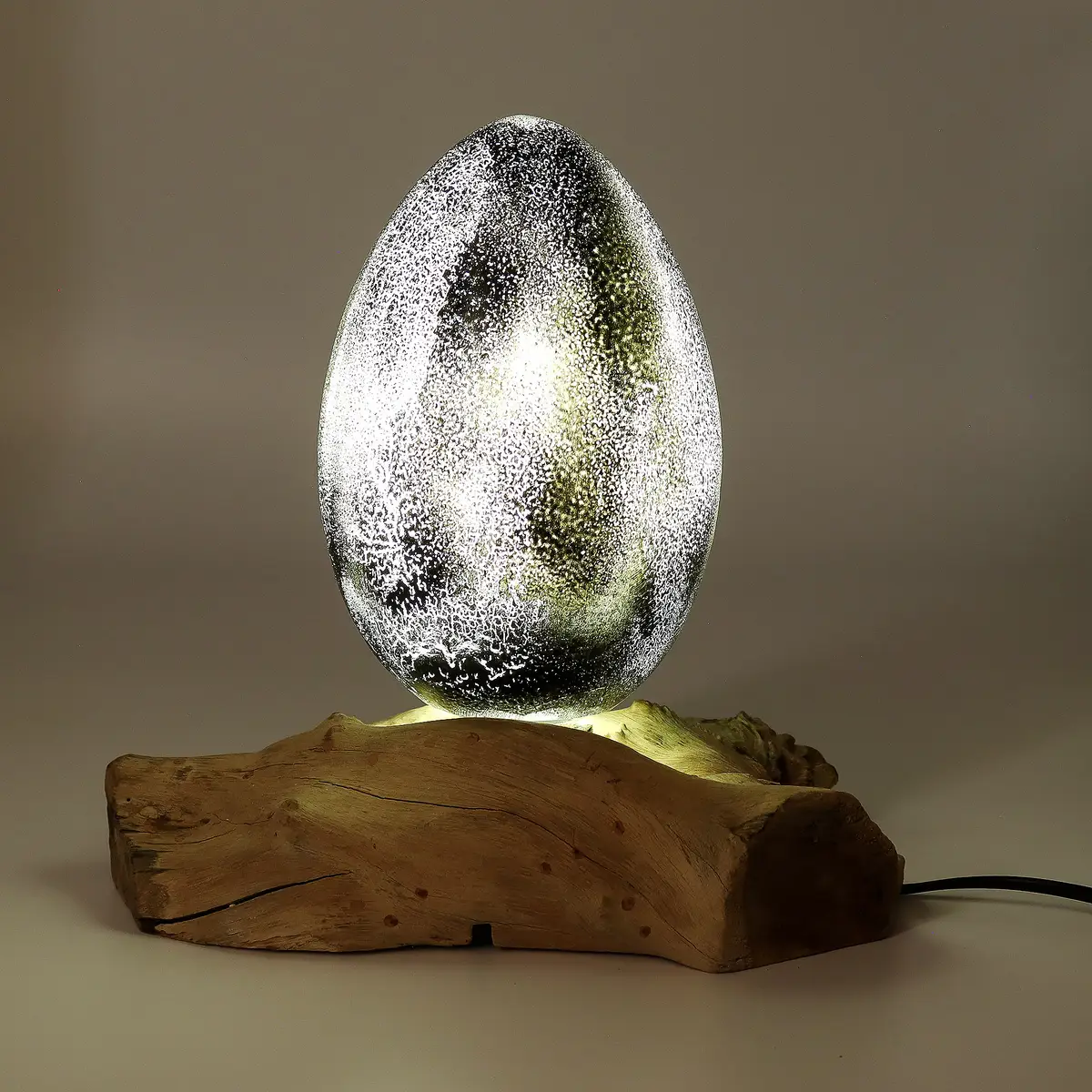 DriftGlow bordslampa med äggformad skärm i grå sprickmönstrad glasfiber och drivvedsfot - produktbild 4