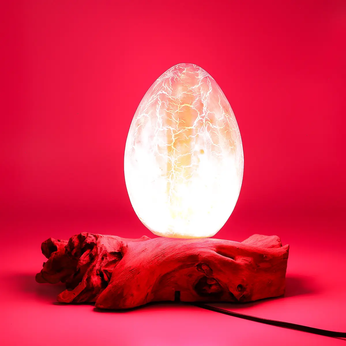 DriftGlow bordslampa med äggformad skärm i sprucken orange och fot av drivved - produktbild 9