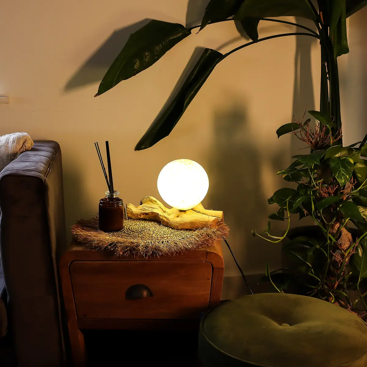 DriftGlow bordslampa med bomullsomsluten skärm och drivvedsfot - produktbild 5