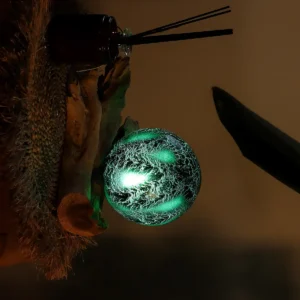 DriftGlow bordslampa med grön sprucken lampskärm och drivvedsfot - produktbild 2