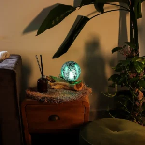 DriftGlow bordslampa med grön sprucken lampskärm och drivvedsfot - produktbild 4