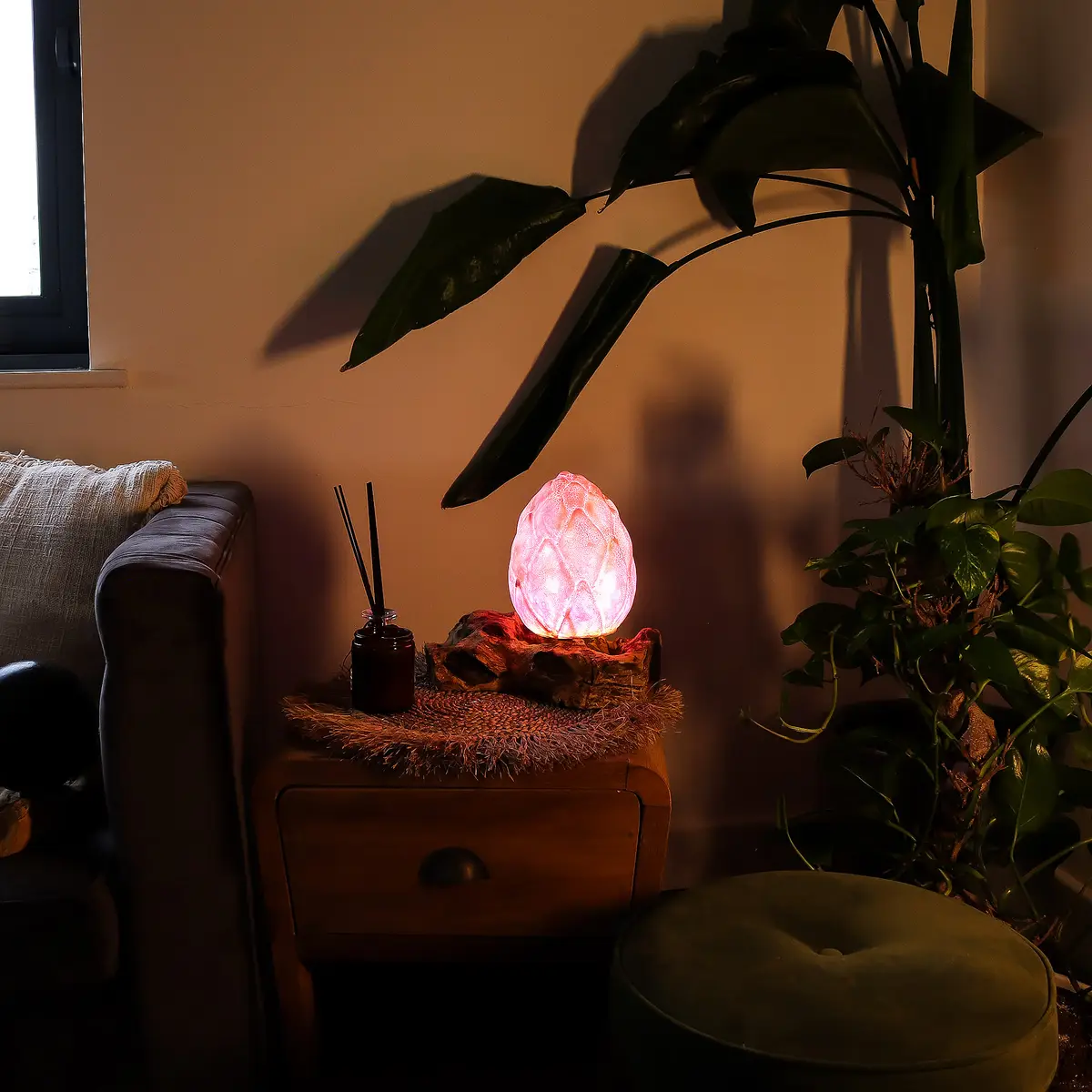 DriftGlow lampa med lotusformad skärm i lila och drivvedsfot - produktbild 5