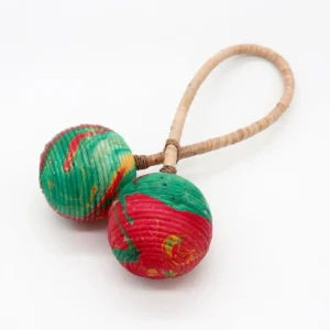 Färgstark dubbelvriden maracas med två skakhuvuden och vridet handtag