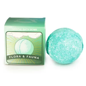 Grön badbomb och förpackning med texten Flora & Fauna