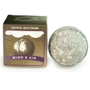 Gråvit rund badbomb bredvid förpackning med texten Crystal Bath Bomb Wind & Air