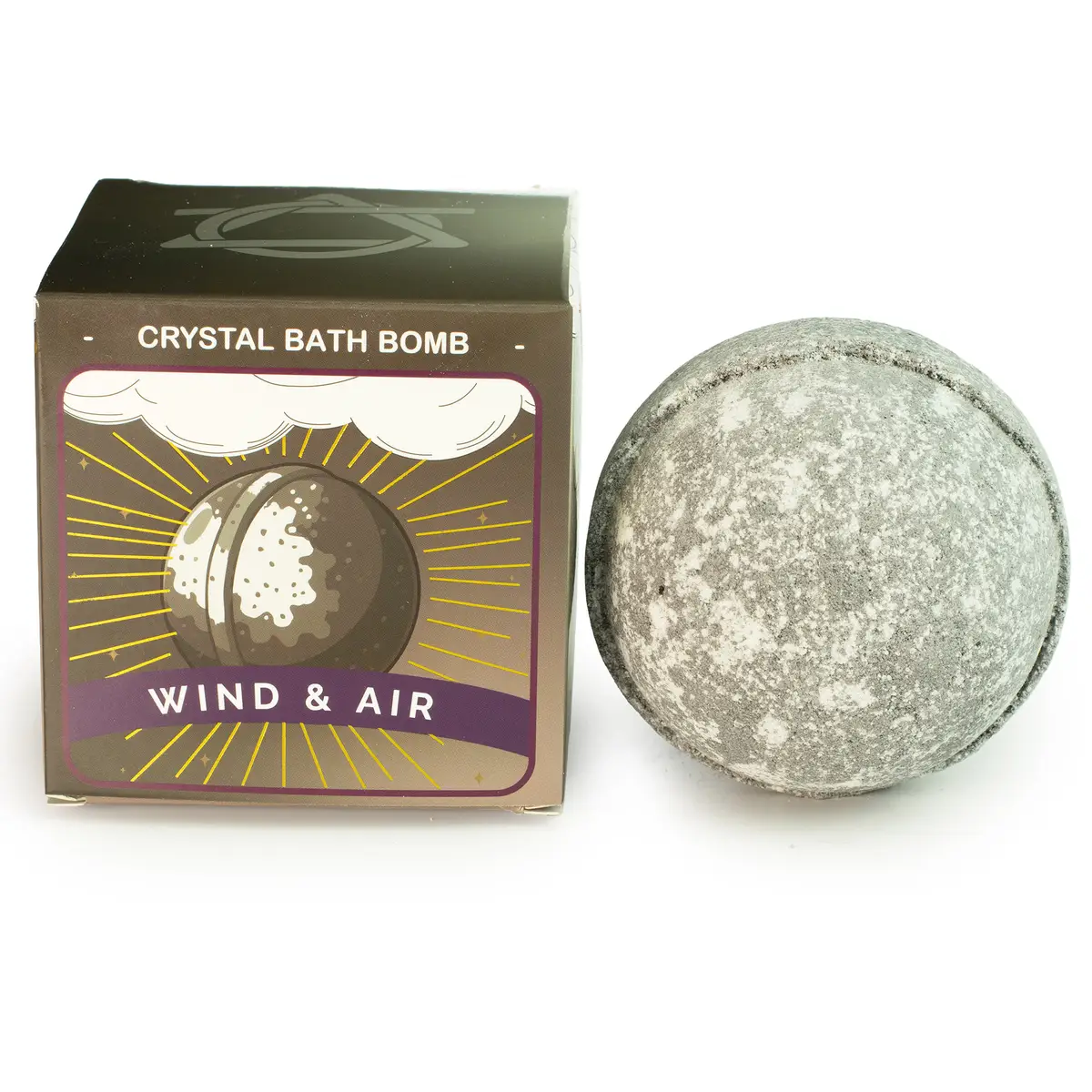 Gråvit rund badbomb bredvid förpackning med texten Crystal Bath Bomb Wind & Air