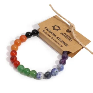 Färgglatt energiarmband med runda chakrastenar i olika färger och etikett med texten Power Bracelet Chakra Stones