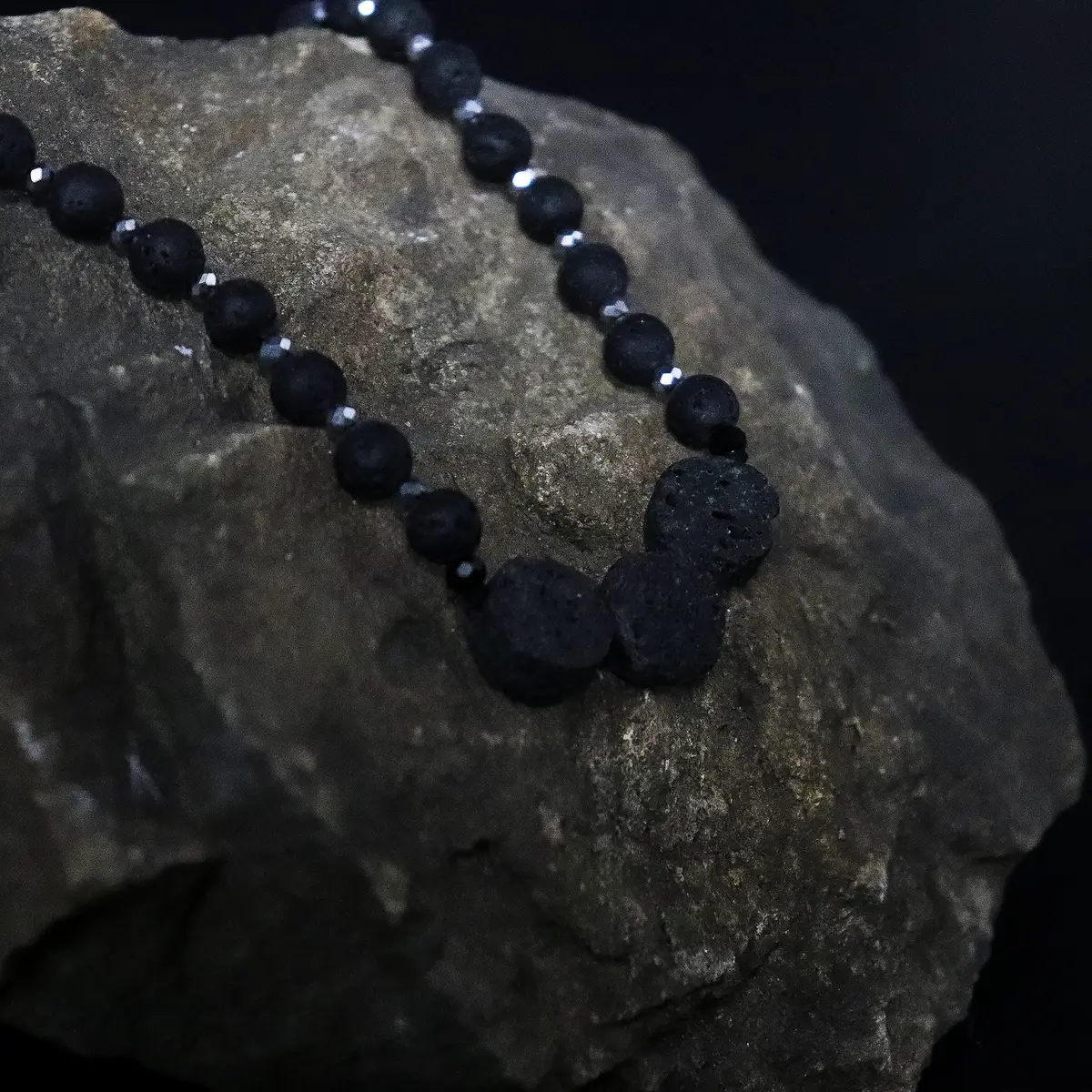 Essence of the Volcano halsband i lavasten - produktbild 3