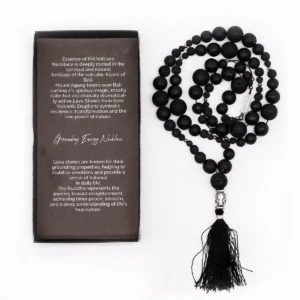 Essence of the Volcano halsband i svart lavasten med silverfärgad Buddha-berlock och svart tofs