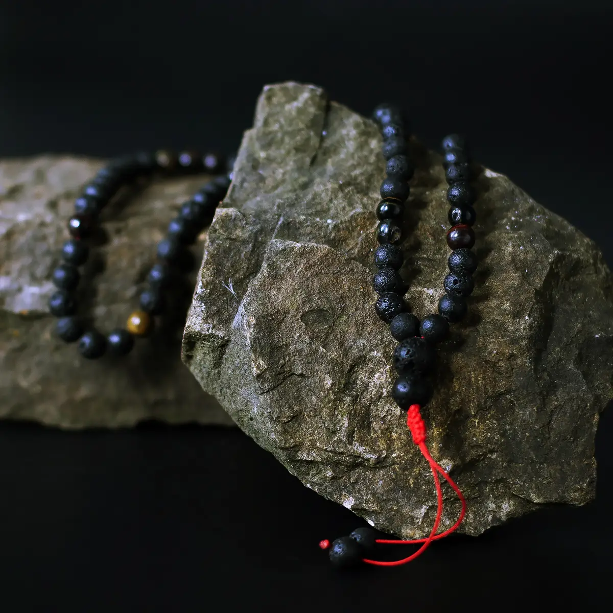 Essence of the Volcano halsband i lavasten med tigeröga - produktbild 2
