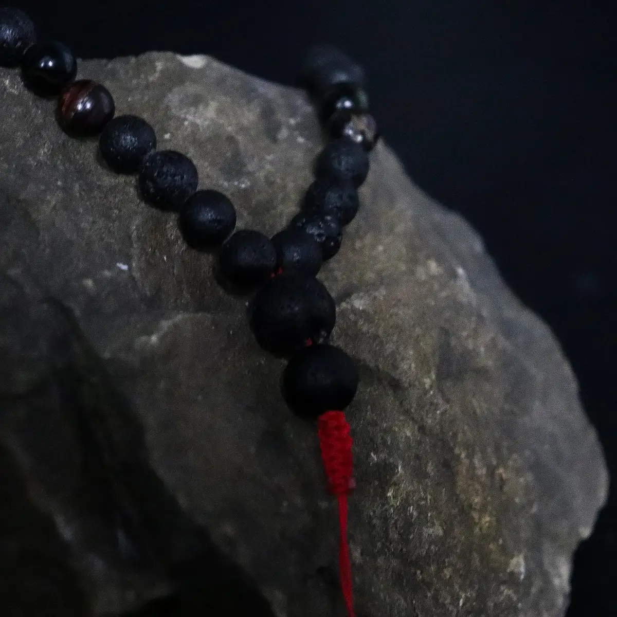Essence of the Volcano halsband i lavasten med tigeröga - produktbild 5