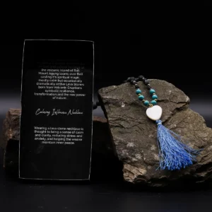 Essence of the Volcano halsband med lavasten och blå tofs - produktbild 3