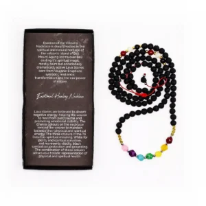 Essence of the Volcano halsband med svarta lavastenar och färgglada chakrabeads bredvid en presentask med text