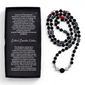 Essence of the Volcano halsband med svarta lavastenar och vita howlitstenar i presentask