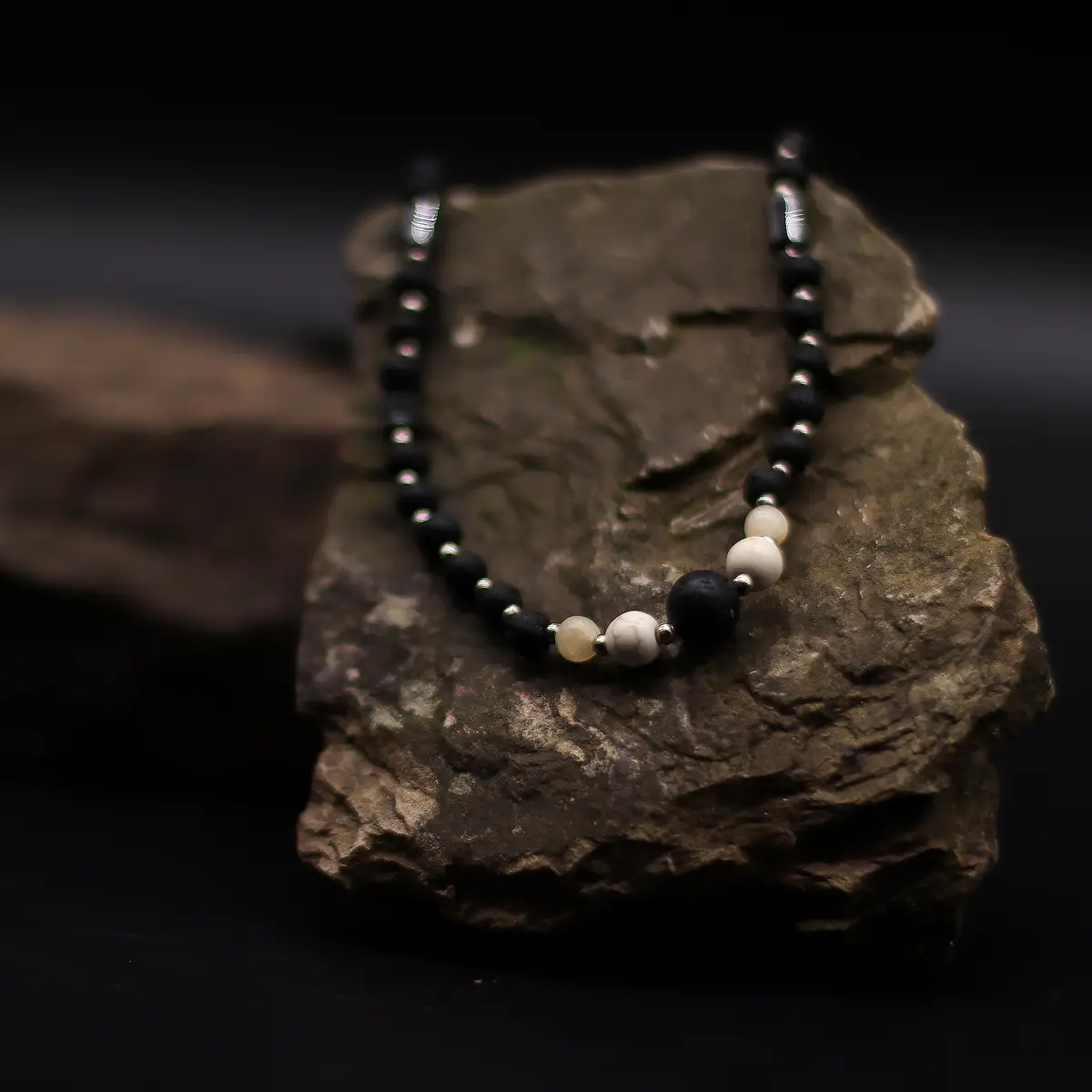 Essence of the Volcano halsband med lavasten och howlit - produktbild 4