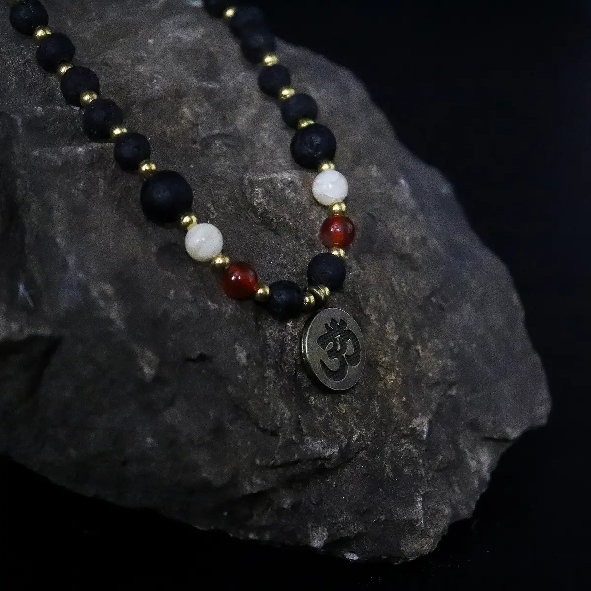 Essence of the Volcano halsband med lavasten och Om-berlock - produktbild 4