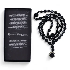Svart Essence of the Volcano halsband med lavastenar och presentask med text