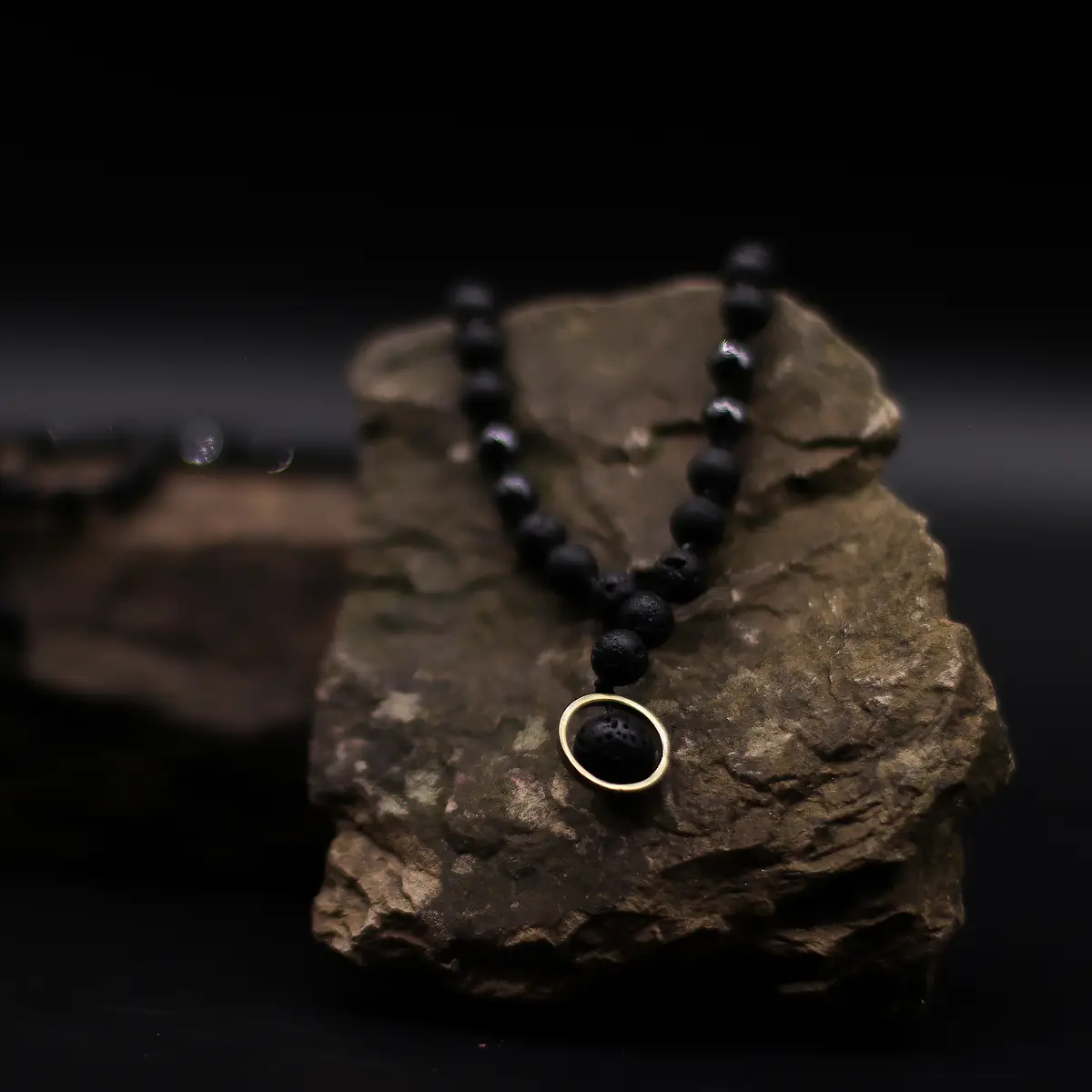 Essence of the Volcano halsband med lavastenar - produktbild 4