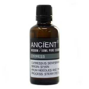 Brun glasflaska med eterisk cypressolja 50 ml och etikett med produktinformation