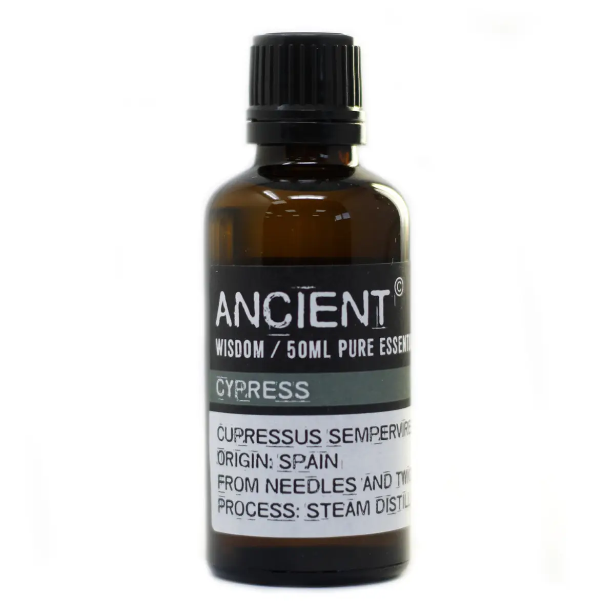 Brun glasflaska med eterisk cypressolja 50 ml och etikett med produktinformation
