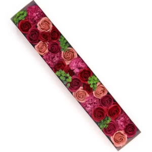 Extra lång presentask fylld med vintageinspirerade tvåltrosor i olika nyanser av rött och rosa