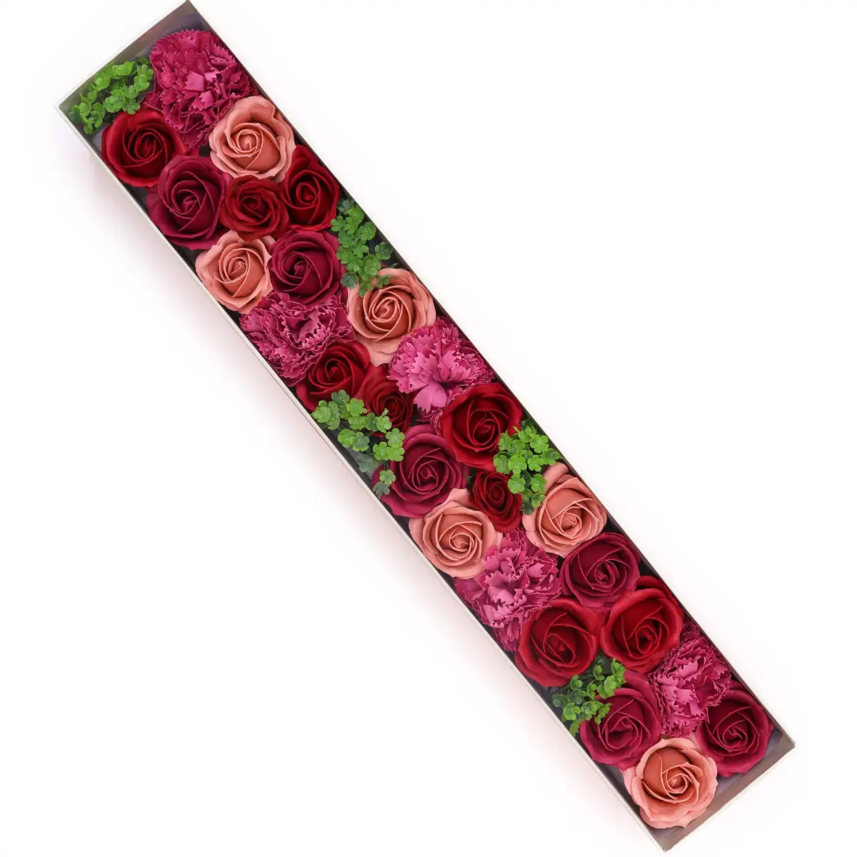 Extra lång presentask fylld med vintageinspirerade tvåltrosor i olika nyanser av rött och rosa