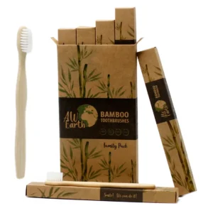 Förpackning med bambutandborstar och en tandborste i bambu med vita borststrån