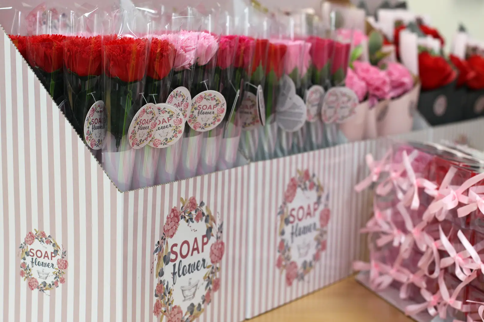 Färdig tvålblomma stor ros i bukett - produktbild 3