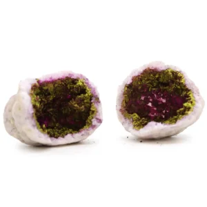 Två öppna kalcitgeoder med rosa och guldfärgade kristaller inuti på vit bakgrund