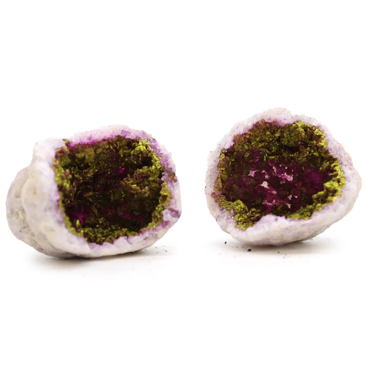 Två öppna kalcitgeoder med rosa och guldfärgade kristaller inuti på vit bakgrund