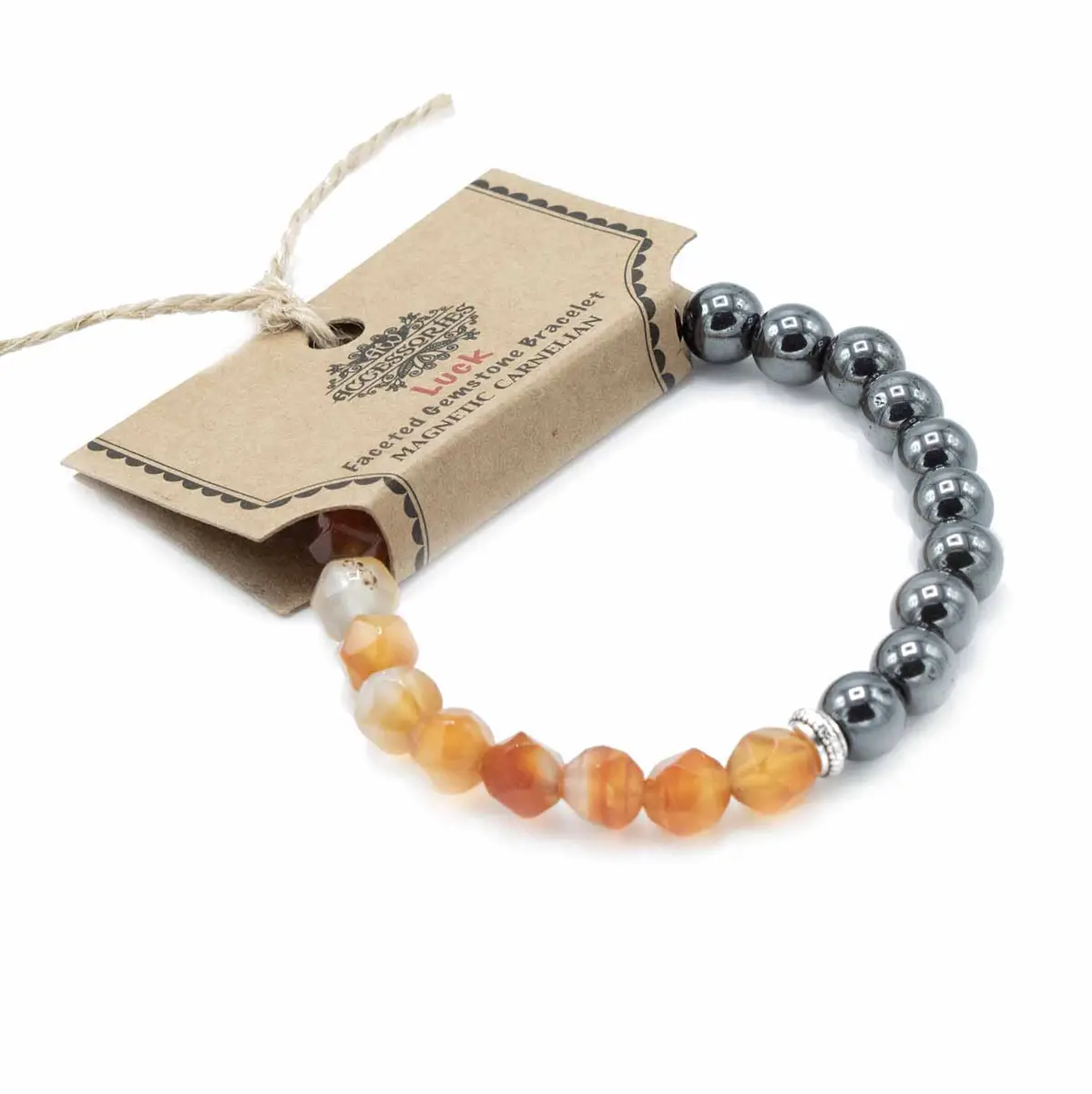Fasetterat armband med orange karneolstenar och magnetiska hematitkulor på vit bakgrund
