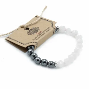 Armband med fasetterade rosenkvarts- och magnetiska hematitpärlor på vit bakgrund