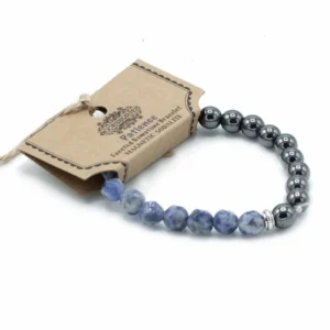 Armband med blå fasetterade sodalitpärlor och magnetiska kulor på vit bakgrund