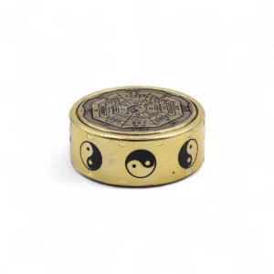 Rund mässingsfärgad Feng Shui energiskiva med Bagua och Yin-Yang-symboler