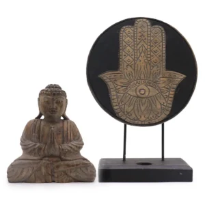 Handskuren Buddhafigur och Hamsa-symbol i grått trä på stativ