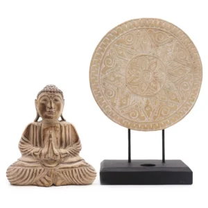 Feng Shui Buddha-set med snidad Buddhafigur och rund mandala på stativ i naturligt trä