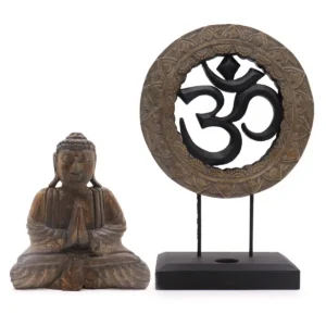 Feng Shui Buddha-set med handskuren Buddhafigur och Om-symbol på stativ