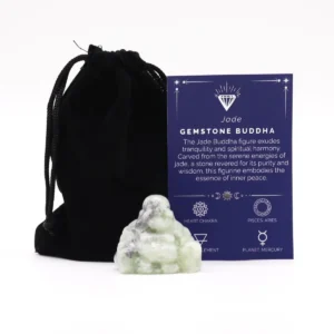 Liten buddhafigur i jade med svart förvaringspåse och informationskort