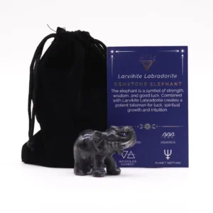 Elefantfigur i larvikit och labradorit med svart påse och informationskort