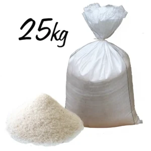 Stor vit säck med fint himalayasalt och en hög av saltkorn bredvid