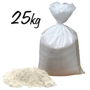 Stor vit säck med fint himalayasalt och en hög av salt framför