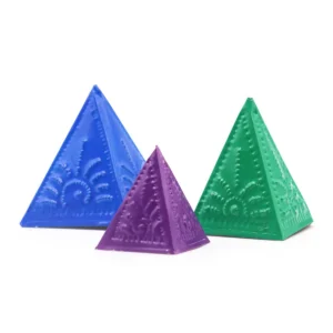 Tre pyramidformade formar för rökelsepulver i blått, grönt och lila med dekorativa mönster
