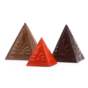 Tre pyramidformade formar i ljusbrunt, mörkbrunt och orange för rökelsepulver