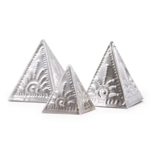 Tre pyramidformade metallformar med präglat mönster för rökelsepulver