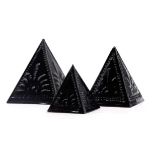 Svarta pyramidformar för formset av rökelsepulver i tre olika storlekar
