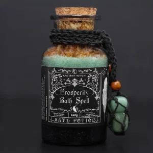Glasflaska med badpotion och badsalt prydd med svart snöre och aventurinkristall amulett