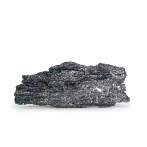 Metallisk förstärkt titansten med regnbågsliknande färger på vit bakgrund