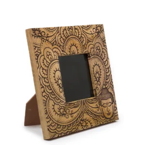 Fotoram i mangoträ med handgraverat Buddha-motiv och plats för 10x15 cm foto
