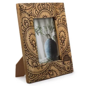 Fotoram i mangoträ med bränt Buddha-motiv och plats för 13x18 cm foto