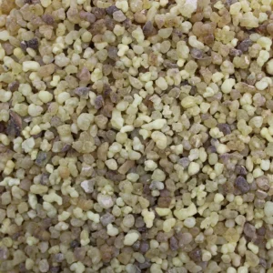 Närbild på små korn av frankincense-harts i olika beige och bruna nyanser